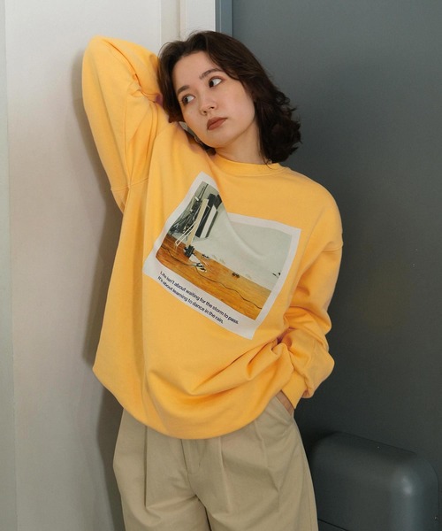TINA:JOJUN(ティーナジョジュン)の「ユニセックス プリントスウェット TINA:JOJUN(スウェット・レディース・イエロー/ダークネイビー・M)」の3枚目の写真