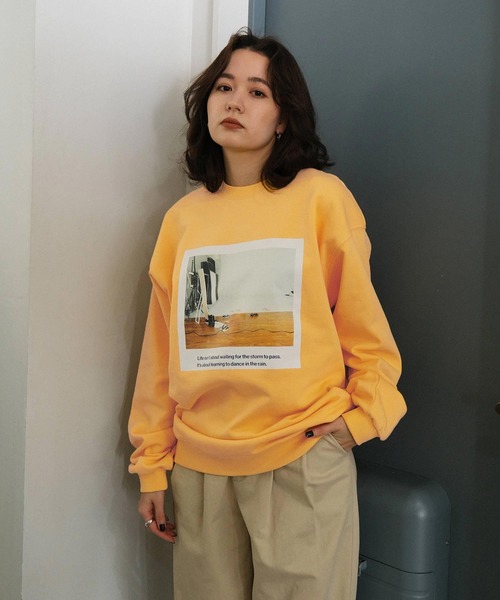 TINA:JOJUN(ティーナジョジュン)の「ユニセックス プリントスウェット TINA:JOJUN(スウェット・レディース・イエロー/ダークネイビー・M)」の4枚目の写真