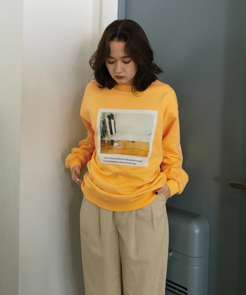 TINA:JOJUN(ティーナジョジュン)の「ユニセックス プリントスウェット TINA:JOJUN(スウェット・レディース・イエロー/ダークネイビー・M)」の5枚目の写真