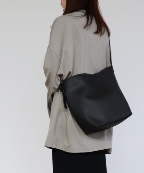 ISOOK(アイスー)の「【ZOZO限定】Belted tote bag / ベルトトートバッグ(トートバッグ・レディース・ブラック/ブラウン・FREE)」の3枚目の写真