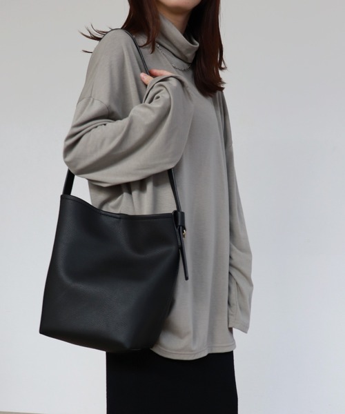 ISOOK(アイスー)の「【ZOZO限定】Belted tote bag / ベルトトートバッグ(トートバッグ・レディース・ブラック/ブラウン・FREE)」の4枚目の写真