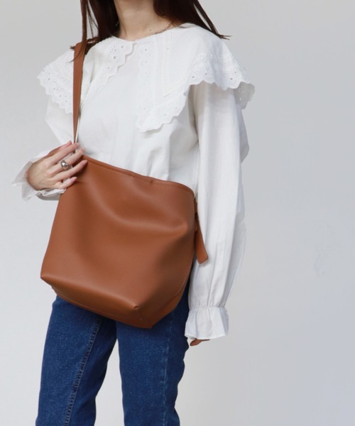 ISOOK(アイスー)の「【ZOZO限定】Belted tote bag / ベルトトートバッグ(トートバッグ・レディース・ブラック/ブラウン・FREE)」の6枚目の写真