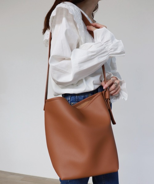 ISOOK(アイスー)の「【ZOZO限定】Belted tote bag / ベルトトートバッグ(トートバッグ・レディース・ブラック/ブラウン・FREE)」の7枚目の写真