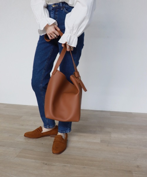 ISOOK(アイスー)の「【ZOZO限定】Belted tote bag / ベルトトートバッグ(トートバッグ・レディース・ブラック/ブラウン・FREE)」の8枚目の写真