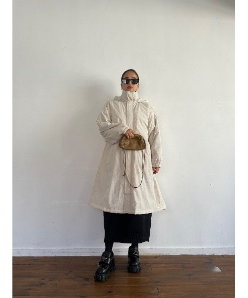 TRUNC（トランクエイティーエイト）の「Padded Drawstrings Coat（ナイロンジャケット・レディース・アイボリー/ブラック・FREE）」の3枚目の写真