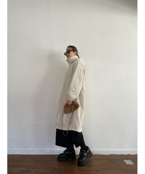 TRUNC（トランクエイティーエイト）の「Padded Drawstrings Coat（ナイロンジャケット・レディース・アイボリー/ブラック・FREE）」の4枚目の写真