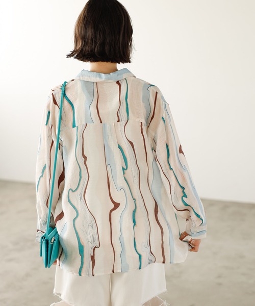 GeeRA(ジーラ)の「マーブルストライプルーズシャツ(シャツ/ブラウス・レディース・オフホワイト・LARGE/MEDIUM)」の4枚目の写真