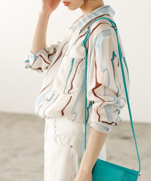 GeeRA(ジーラ)の「マーブルストライプルーズシャツ(シャツ/ブラウス・レディース・オフホワイト・LARGE/MEDIUM)」の2枚目の写真