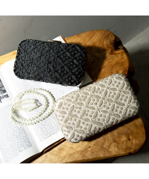 Cupid Heart（キューピッドハート）の「【Cupid Heart】結婚式バッグ　リーフパターンビーズ刺繍ハードクラッチバッグ（クラッチバッグ・レディース・ベージュ/ブラック・MEDIUM）」の10枚目の写真