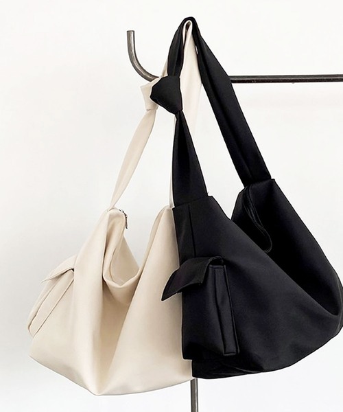 florist（フローリスト）の「【A4対応/2WAY】アシンメトリーノットワンショルダーバッグ/トートバッグ/ボストンバッグ（メッセンジャーバッグ・レディース・オフホワイト/ブラック・FREE）」の3枚目の写真
