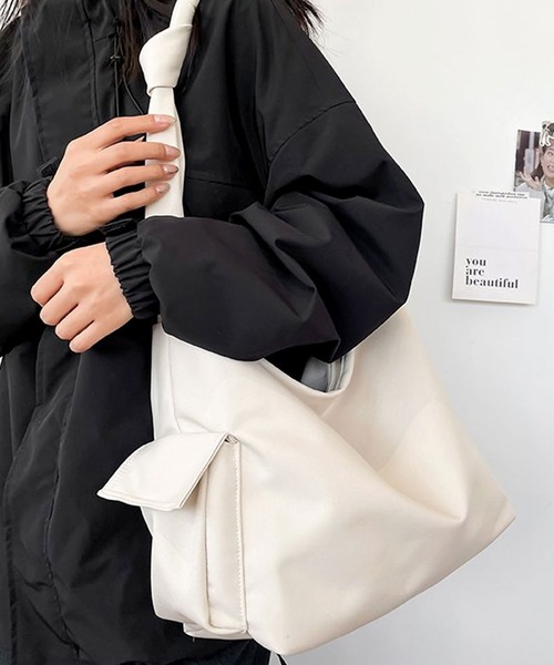 florist（フローリスト）の「【A4対応/2WAY】アシンメトリーノットワンショルダーバッグ/トートバッグ/ボストンバッグ（メッセンジャーバッグ・レディース・オフホワイト/ブラック・FREE）」の7枚目の写真