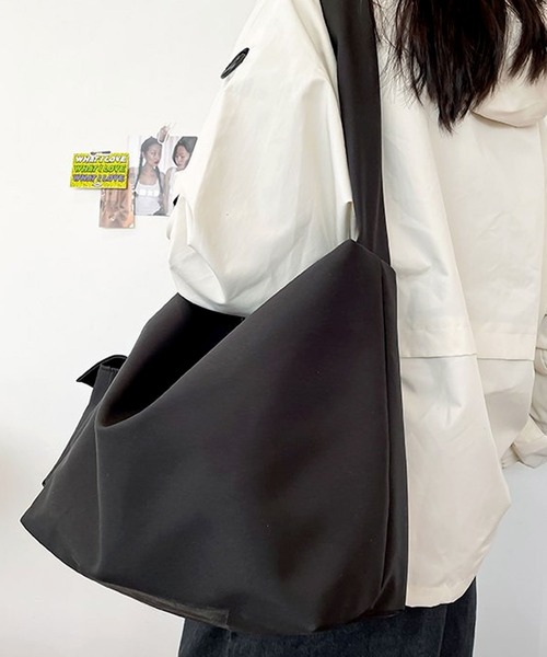 florist（フローリスト）の「【A4対応/2WAY】アシンメトリーノットワンショルダーバッグ/トートバッグ/ボストンバッグ（メッセンジャーバッグ・レディース・オフホワイト/ブラック・FREE）」の11枚目の写真