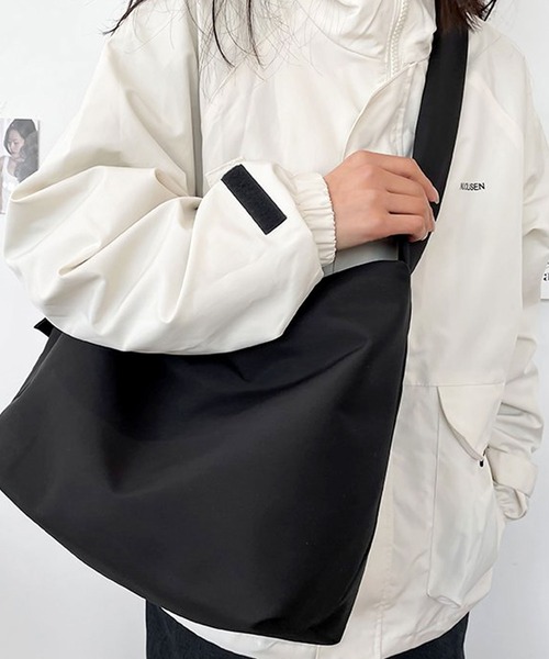 florist（フローリスト）の「【A4対応/2WAY】アシンメトリーノットワンショルダーバッグ/トートバッグ/ボストンバッグ（メッセンジャーバッグ・レディース・オフホワイト/ブラック・FREE）」の13枚目の写真