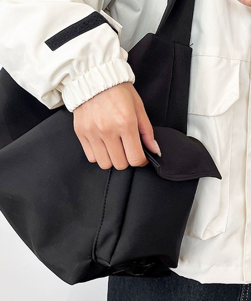 florist（フローリスト）の「【A4対応/2WAY】アシンメトリーノットワンショルダーバッグ/トートバッグ/ボストンバッグ（メッセンジャーバッグ・レディース・オフホワイト/ブラック・FREE）」の16枚目の写真