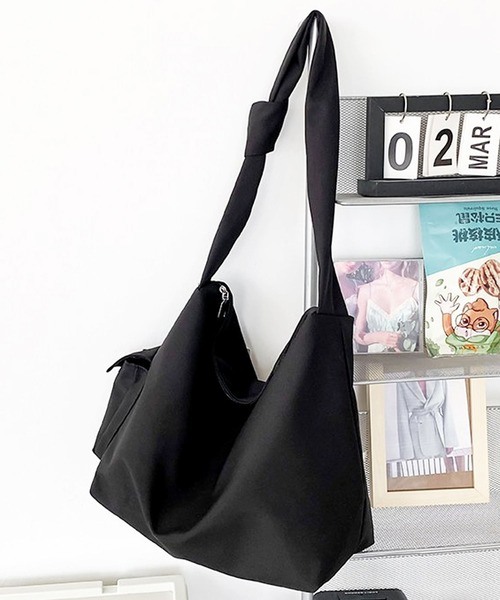 florist（フローリスト）の「【A4対応/2WAY】アシンメトリーノットワンショルダーバッグ/トートバッグ/ボストンバッグ（メッセンジャーバッグ・レディース・オフホワイト/ブラック・FREE）」の17枚目の写真