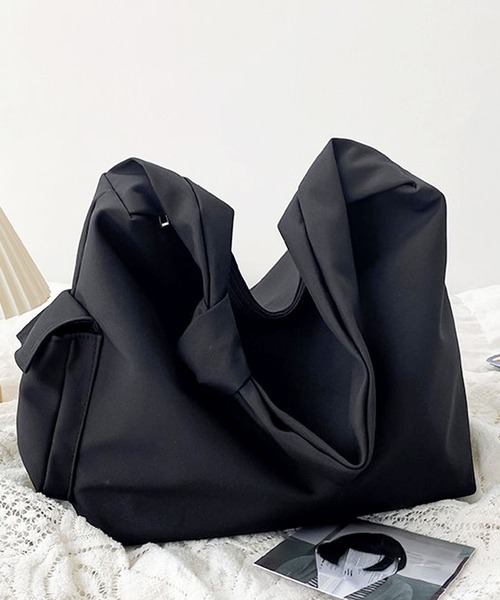 florist（フローリスト）の「【A4対応/2WAY】アシンメトリーノットワンショルダーバッグ/トートバッグ/ボストンバッグ（メッセンジャーバッグ・レディース・オフホワイト/ブラック・FREE）」の19枚目の写真