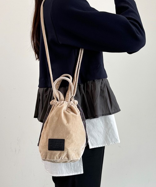 SPRUCE（スプルース）の「EM:SPRUCE 　超軽量　120g　ベロア　巾着ショルダーバッグ　旅行バッグ（ショルダーバッグ・レディース・オフホワイト/ブラック/ブルー/ダークパープル・FREE）」の2枚目の写真