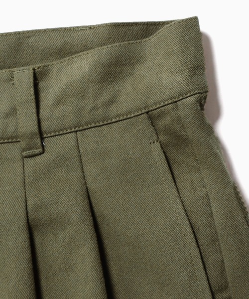 ROOPTOKYO（ループトウキョウ）の「ROOP TOKYO×えーと 2 tuck chino wide pant 2タックチノワイドパンツ（チノパンツ・メンズ・オフホワイト/カーキ・M/S）」の4枚目の写真