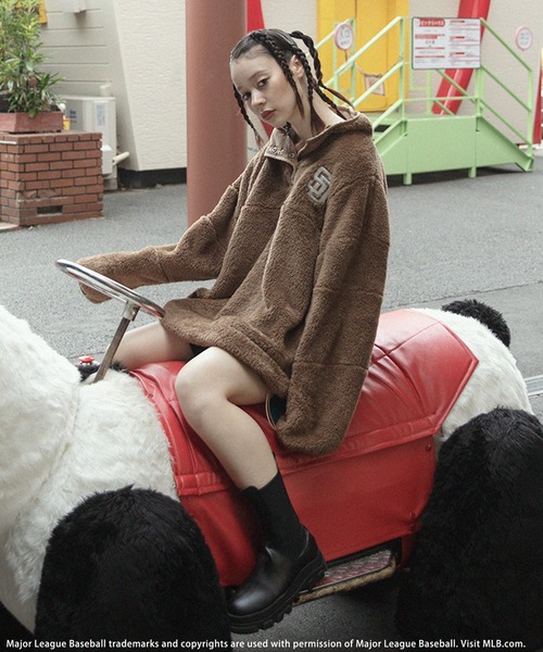 BACK TO THE FIELD（バック トゥー ザ フィールド）の「【MLB】ボアフリースチュニックロゴワンピース（ワンピース・レディース・ブラック/ブラウン/ブルー・FREE）」の8枚目の写真