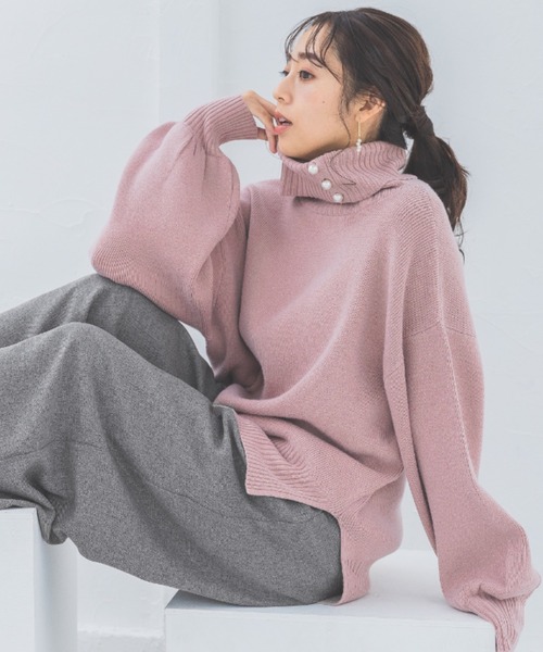 mysty woman（ミスティウーマン）の「パールボタンハイネックニット　995495（ニット/セーター・レディース・ブラック/オフホワイト/ライトピンク・FREE）」の3枚目の写真