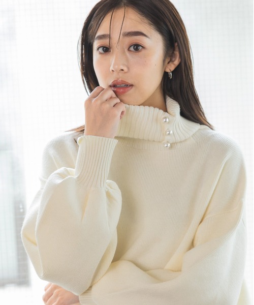 【新品·未使用】m,i,d, バックパールボタンハイネックリブニット mysty woman（ミスティウーマン）の「パールボタンハイネックニット