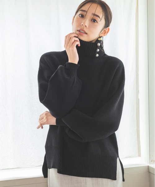 【新品·未使用】m,i,d, バックパールボタンハイネックリブニット mysty woman（ミスティウーマン）の「パールボタンハイネックニット