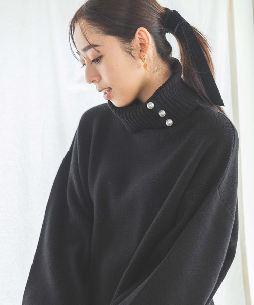 mysty woman（ミスティウーマン）の「パールボタンハイネックニット　995495（ニット/セーター・レディース・ブラック/オフホワイト/ライトピンク・FREE）」の7枚目の写真