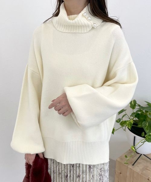 mysty woman（ミスティウーマン）の「パールボタンハイネックニット　995495（ニット/セーター・レディース・ブラック/オフホワイト/ライトピンク・FREE）」の19枚目の写真