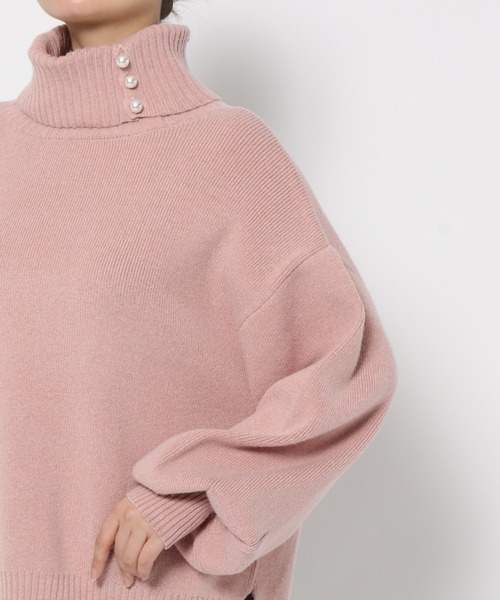 mysty woman（ミスティウーマン）の「パールボタンハイネックニット　995495（ニット/セーター・レディース・ブラック/オフホワイト/ライトピンク・FREE）」の6枚目の写真