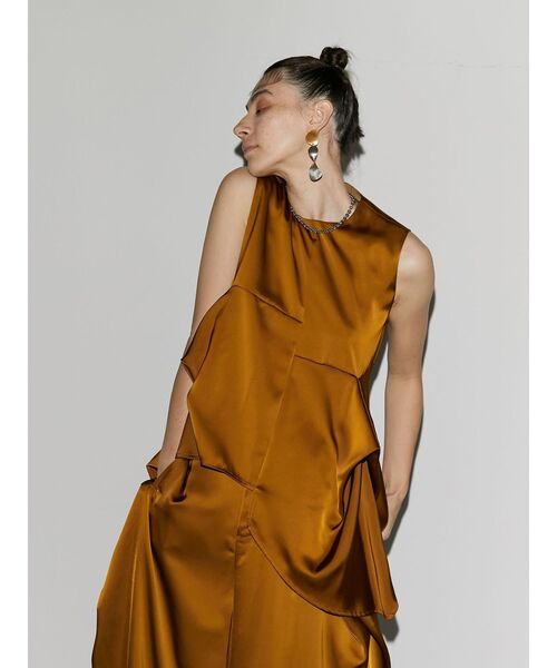 UN3D.（アンスリード）の「タックギャザーサテントップ（シャツ/ブラウス・レディース・キャメル/ブラック/ネイビー・36/38）」の3枚目の写真