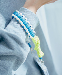 macaroni edge（マカロニエッジ）の「〈macaroni edge/マカロニエッジ〉ソロモン編み ショート スマホストラップ マルチカラー2（スマホグッズ）」