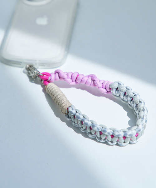 macaroni edge(マカロニエッジ)の「〈macaroni edge/マカロニエッジ〉ソロモン編み ショート スマホストラップ マルチカラー2(スマホグッズ・レディース・イエロー×グリーン/パープル/ホワイト×ブルー/ブラック×ホワイト/チェック/ピンクベージュ/ピンク×イエロー/ミックスグレー/グリーン×ピンク/ピンク系その他/ブラック/グレー×サックスブルー/ホワイト×パープル・ONE SIZE)」の5枚目の写真