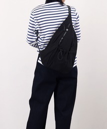 COOCO（クーコ）の「モノトーンロゴテープｘ軽量ナイロンボディバッグ／Ａ４対応（ショルダーバッグ）」