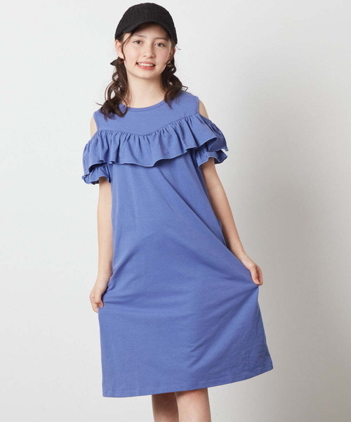 a.v.v（アーヴェヴェ）の「[100-130]オフショルフリルカットワンピース（ワンピース・キッズ・レッド/チャコールグレー/ブルー・130/120/100/110）」の2枚目の写真