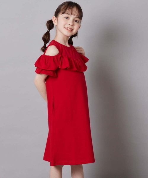 a.v.v（アーヴェヴェ）の「[100-130]オフショルフリルカットワンピース（ワンピース・キッズ・レッド/チャコールグレー/ブルー・130/120/100/110）」の4枚目の写真