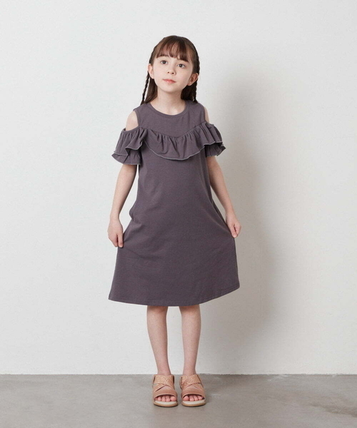 a.v.v（アーヴェヴェ）の「[100-130]オフショルフリルカットワンピース（ワンピース・キッズ・レッド/チャコールグレー/ブルー・130/120/100/110）」の11枚目の写真