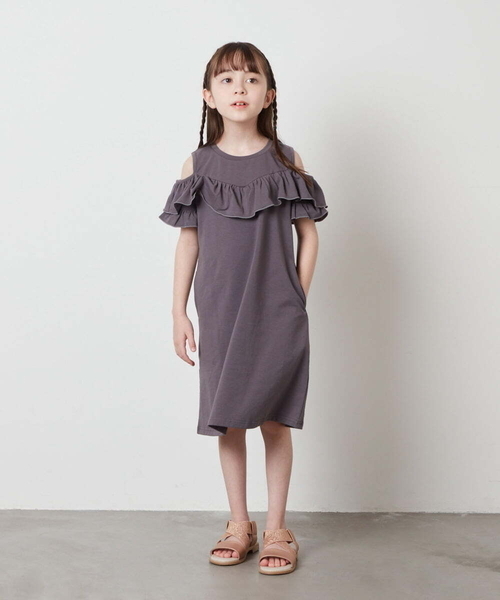 a.v.v（アーヴェヴェ）の「[100-130]オフショルフリルカットワンピース（ワンピース・キッズ・レッド/チャコールグレー/ブルー・130/120/100/110）」の13枚目の写真