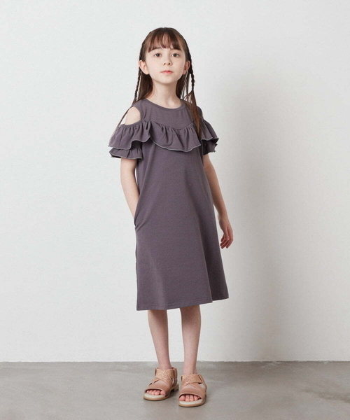 a.v.v（アーヴェヴェ）の「[100-130]オフショルフリルカットワンピース（ワンピース・キッズ・レッド/チャコールグレー/ブルー・130/120/100/110）」の15枚目の写真