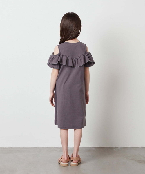 a.v.v（アーヴェヴェ）の「[100-130]オフショルフリルカットワンピース（ワンピース・キッズ・レッド/チャコールグレー/ブルー・130/120/100/110）」の18枚目の写真