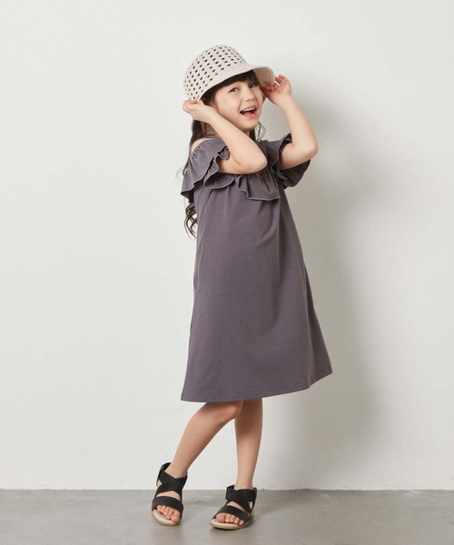 a.v.v（アーヴェヴェ）の「[100-130]オフショルフリルカットワンピース（ワンピース・キッズ・レッド/チャコールグレー/ブルー・130/120/100/110）」の21枚目の写真