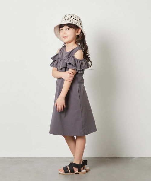 a.v.v（アーヴェヴェ）の「[100-130]オフショルフリルカットワンピース（ワンピース・キッズ・レッド/チャコールグレー/ブルー・130/120/100/110）」の22枚目の写真