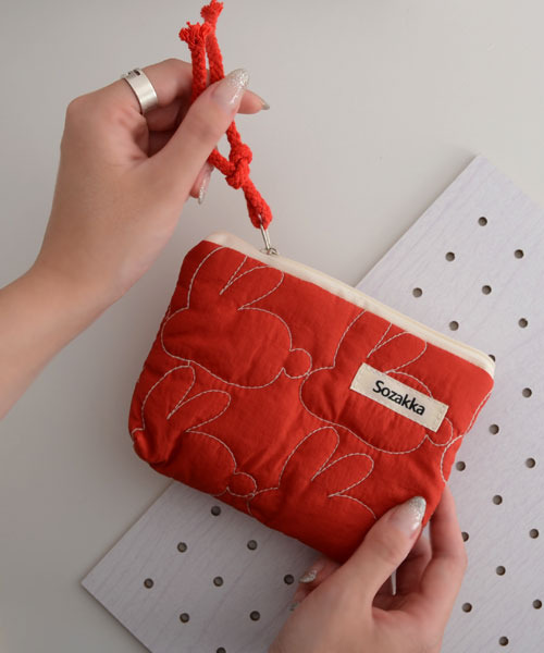 TONE SELECT GOODS（トーンセレクトグッズ）の「【float】うさぎ ラビット エンボス マルチポーチ(タッセル付き)（ポーチ・レディース・レッド/クリーム・FREE）」の2枚目の写真