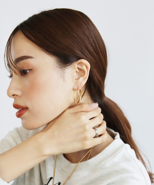 abaskdesign(アバスクデザイン)の「金属アレルギー対応 選べるサイズ シンプルフープステンレスピアス(ピアス(両耳用)・レディース・シルバー/ゴールド/シルバー系その他/ゴールド系その他・MEDIUM/LARGE)」の6枚目の写真