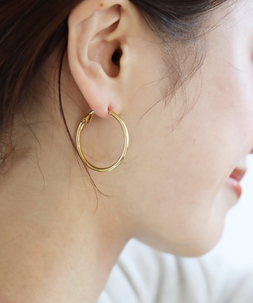 abaskdesign(アバスクデザイン)の「金属アレルギー対応 選べるサイズ シンプルフープステンレスピアス(ピアス(両耳用)・レディース・シルバー/ゴールド/シルバー系その他/ゴールド系その他・MEDIUM/LARGE)」の7枚目の写真