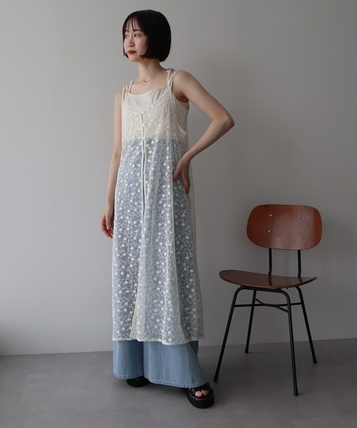 earth music&ecology（アースミュージックアンドエコロジー）の「チュールレースレイヤードキャミドレ（ワンピース・レディース・アイボリー/ブラック/グレイッシュブルー・FREE）」の2枚目の写真