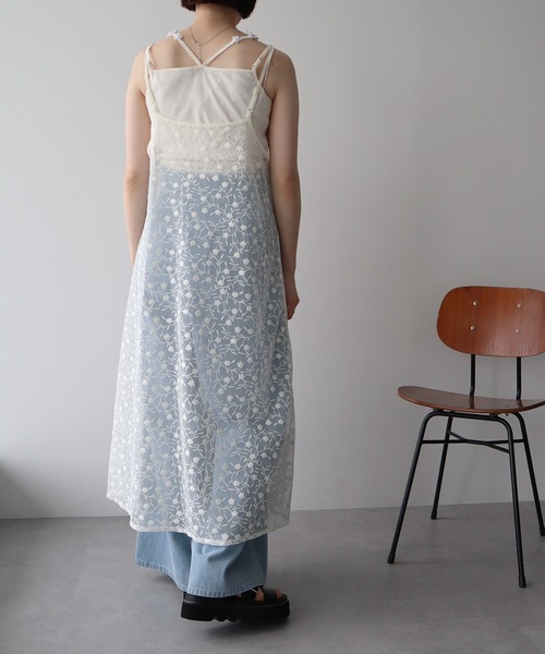 earth music&ecology（アースミュージックアンドエコロジー）の「チュールレースレイヤードキャミドレ（ワンピース・レディース・アイボリー/ブラック/グレイッシュブルー・FREE）」の12枚目の写真