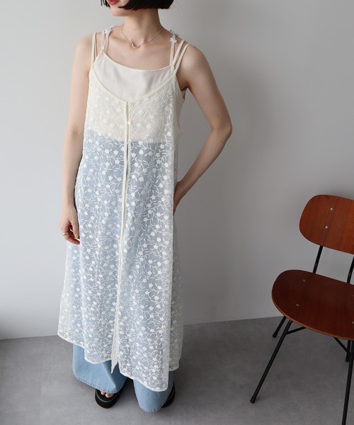 earth music&ecology（アースミュージックアンドエコロジー）の「チュールレースレイヤードキャミドレ（ワンピース・レディース・アイボリー/ブラック/グレイッシュブルー・FREE）」の11枚目の写真