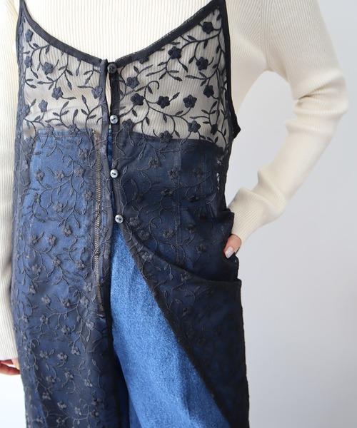 earth music&ecology（アースミュージックアンドエコロジー）の「チュールレースレイヤードキャミドレ（ワンピース・レディース・アイボリー/ブラック/グレイッシュブルー・FREE）」の14枚目の写真