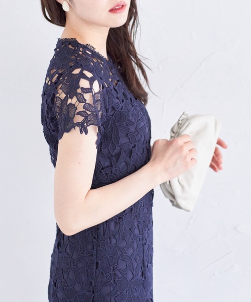 【新品タグ付き】フラワーカットワークレース刺繍×ラインレースワンピース　ネイビー tocco closet（トッコ クローゼット）の「フラワーカットワーク
