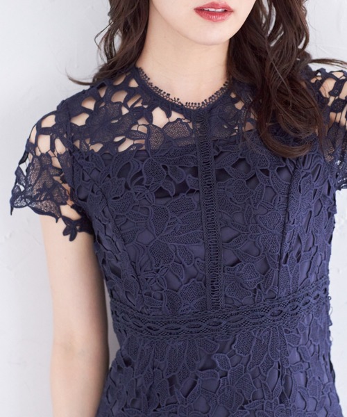 【新品タグ付き】フラワーカットワークレース刺繍×ラインレースワンピース　ネイビー tocco closet（トッコ クローゼット）の「フラワーカットワーク